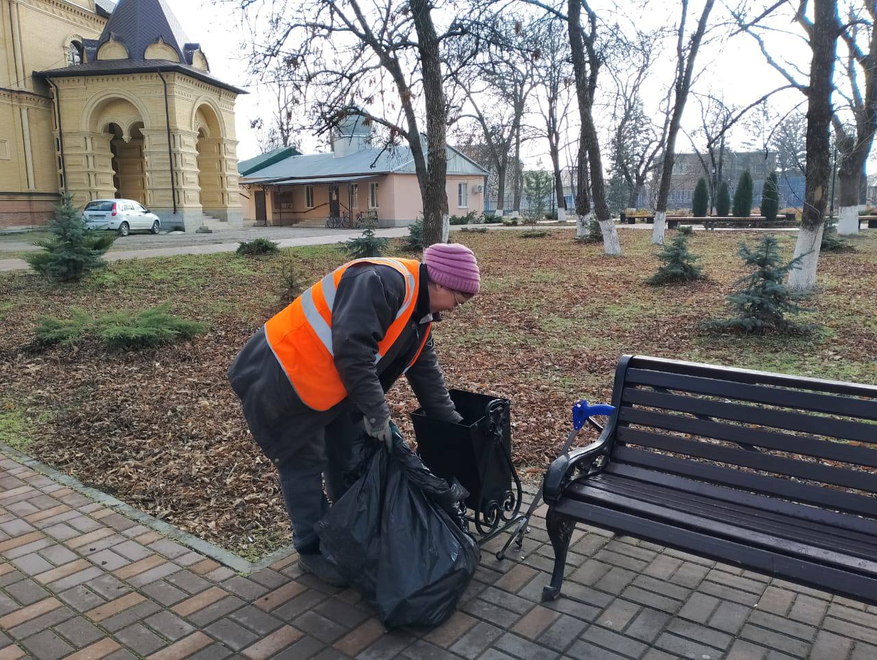 Работа по благоустройству продолжается и в парке им. Кирова..