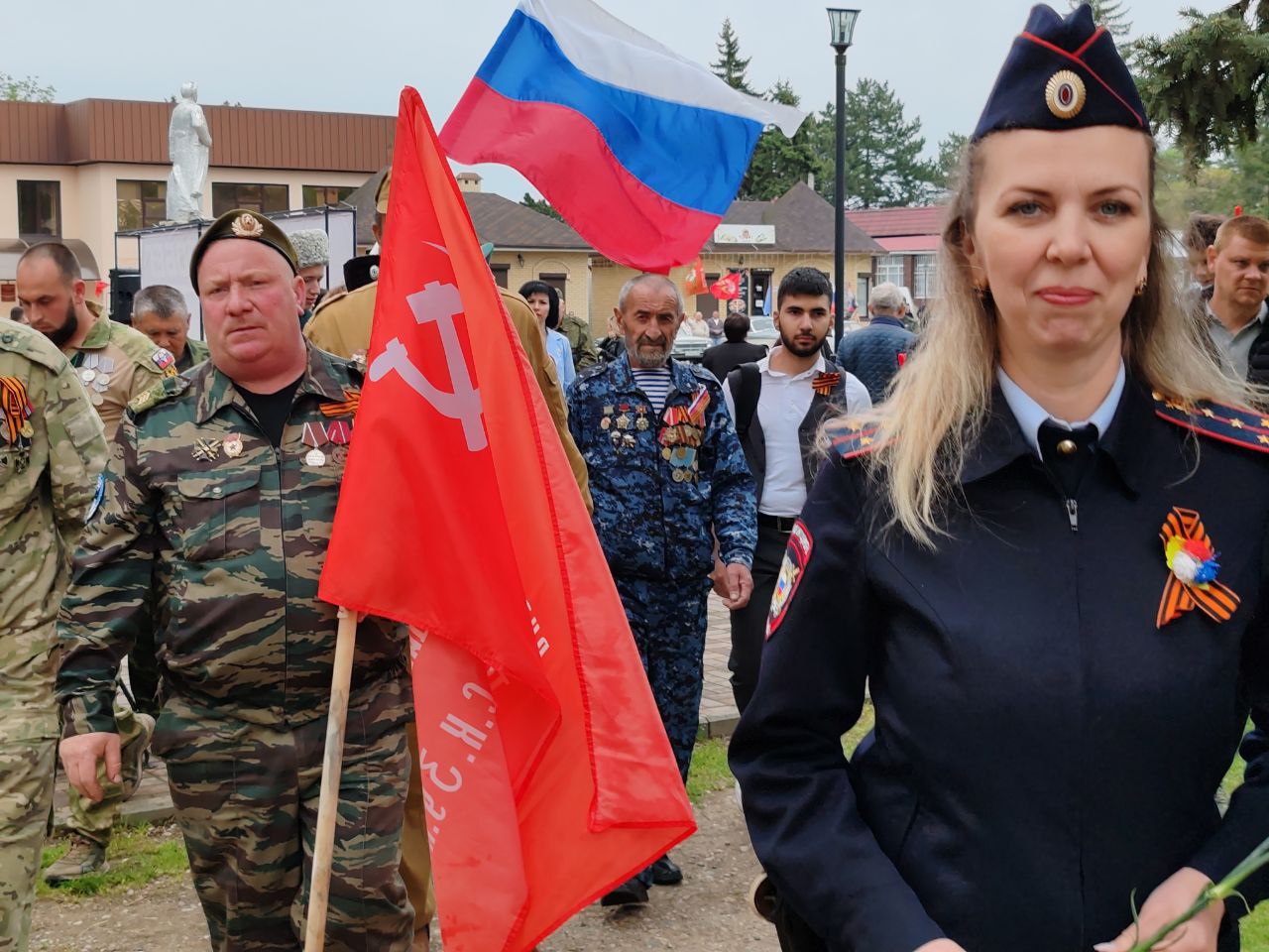 В Кировском округе торжественно развернули Знамя Победы в честь 80-летия Великой Победы.