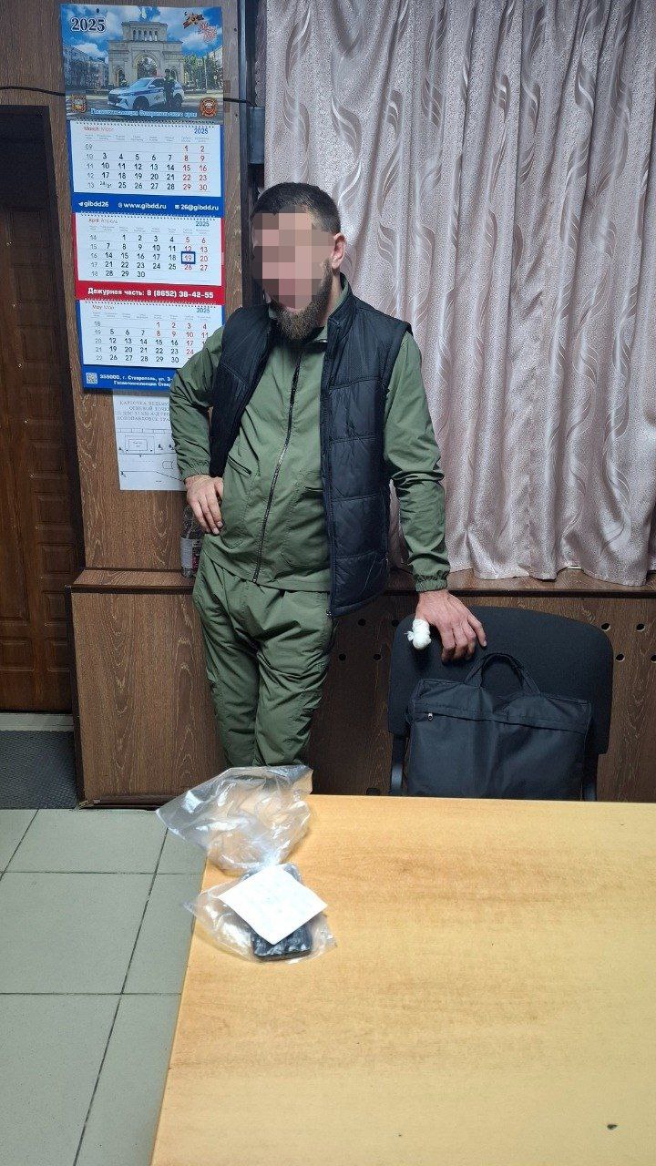 В Кировском округе полицейские изъяли у пассажира такси крупную партию синтетического наркотика.