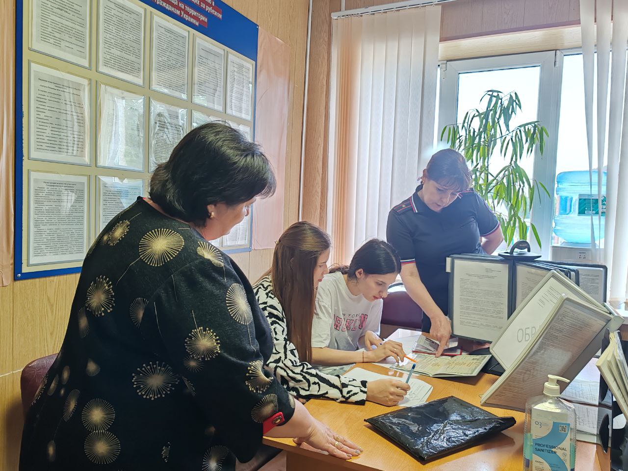 Полицейские совместно с общественниками Кировского округа провели прием граждан и проверку работы подразделений.