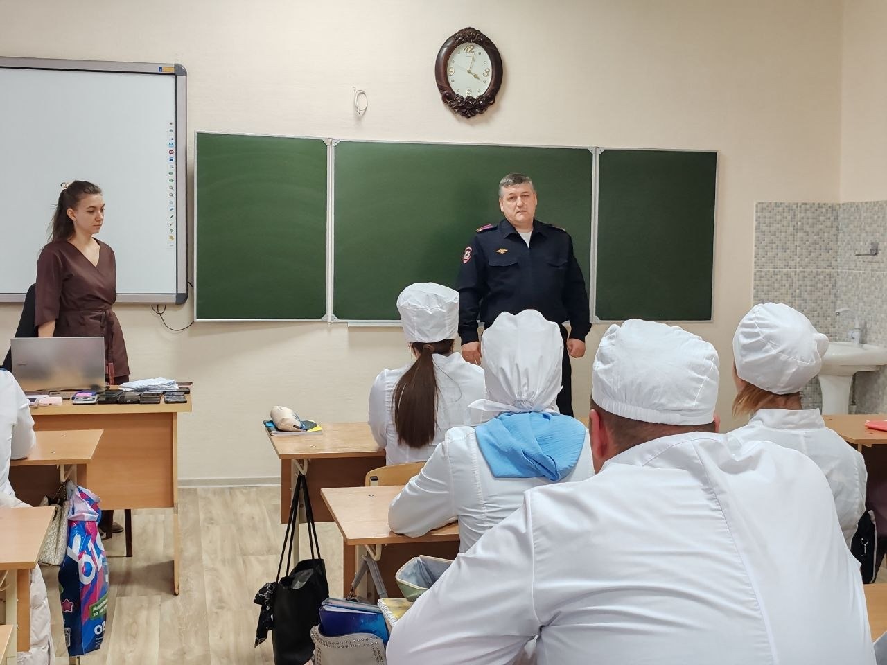 Сотрудники полиции Кировского округа провели профориентационные встречи со студентами.