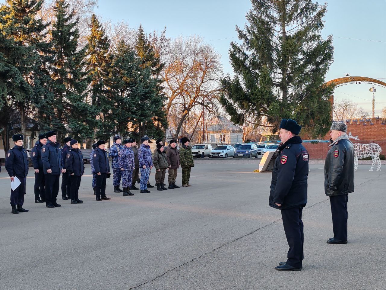 В Кировском округе прошел открытый строевой смотр нарядов, заступающих на охрану общественного порядка.