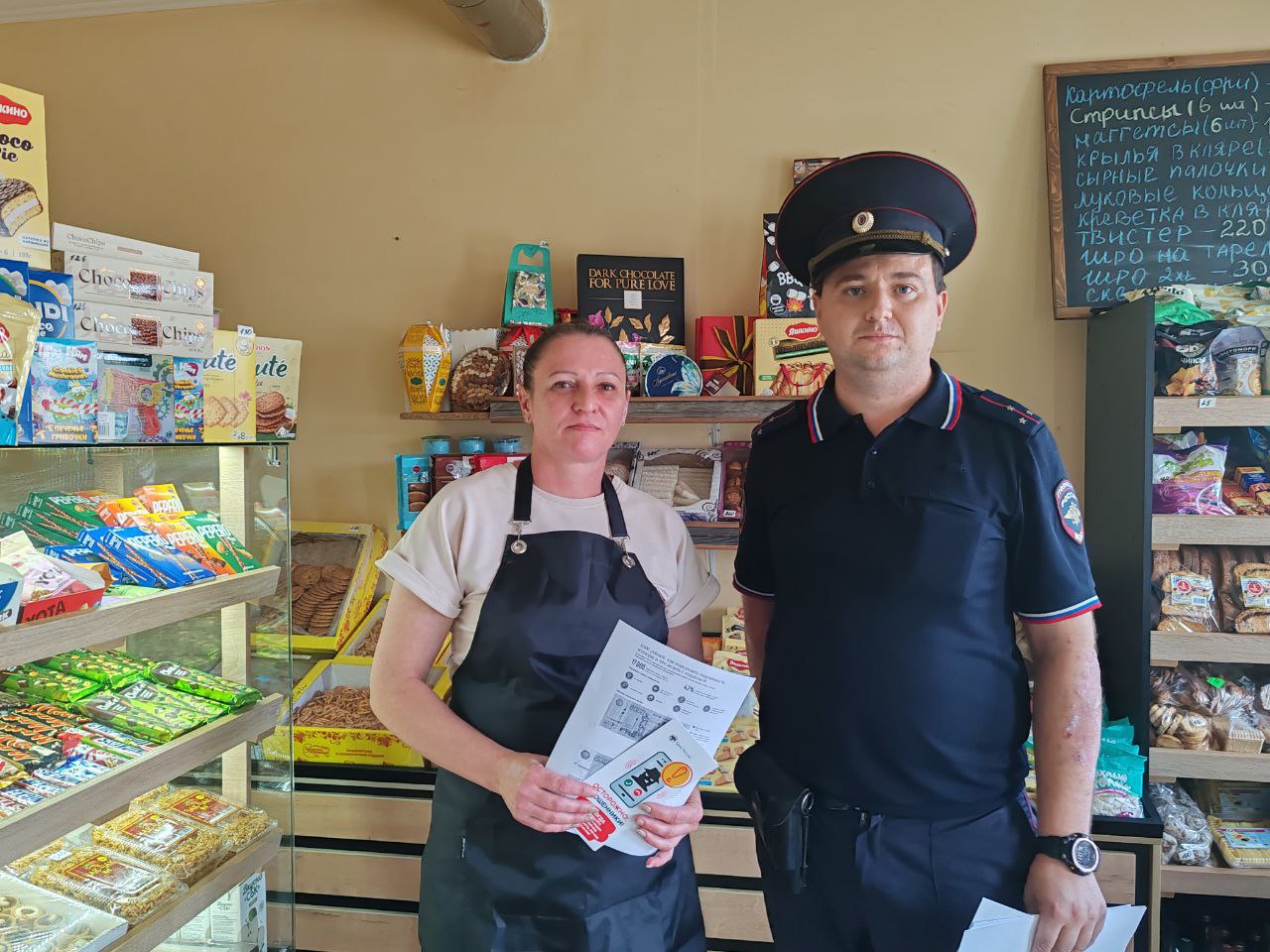 В Кировском округе полицейские провели профилактические беседы с работниками торговых сетей.
