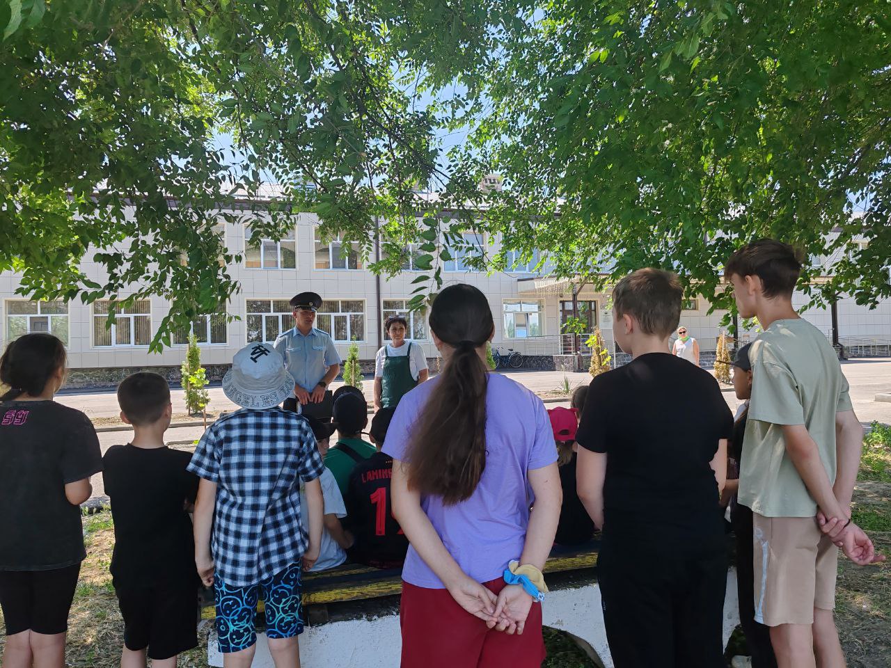 Полицейские и общественники Кировского округа рассказали юным жителям о безопасности в летнее время.