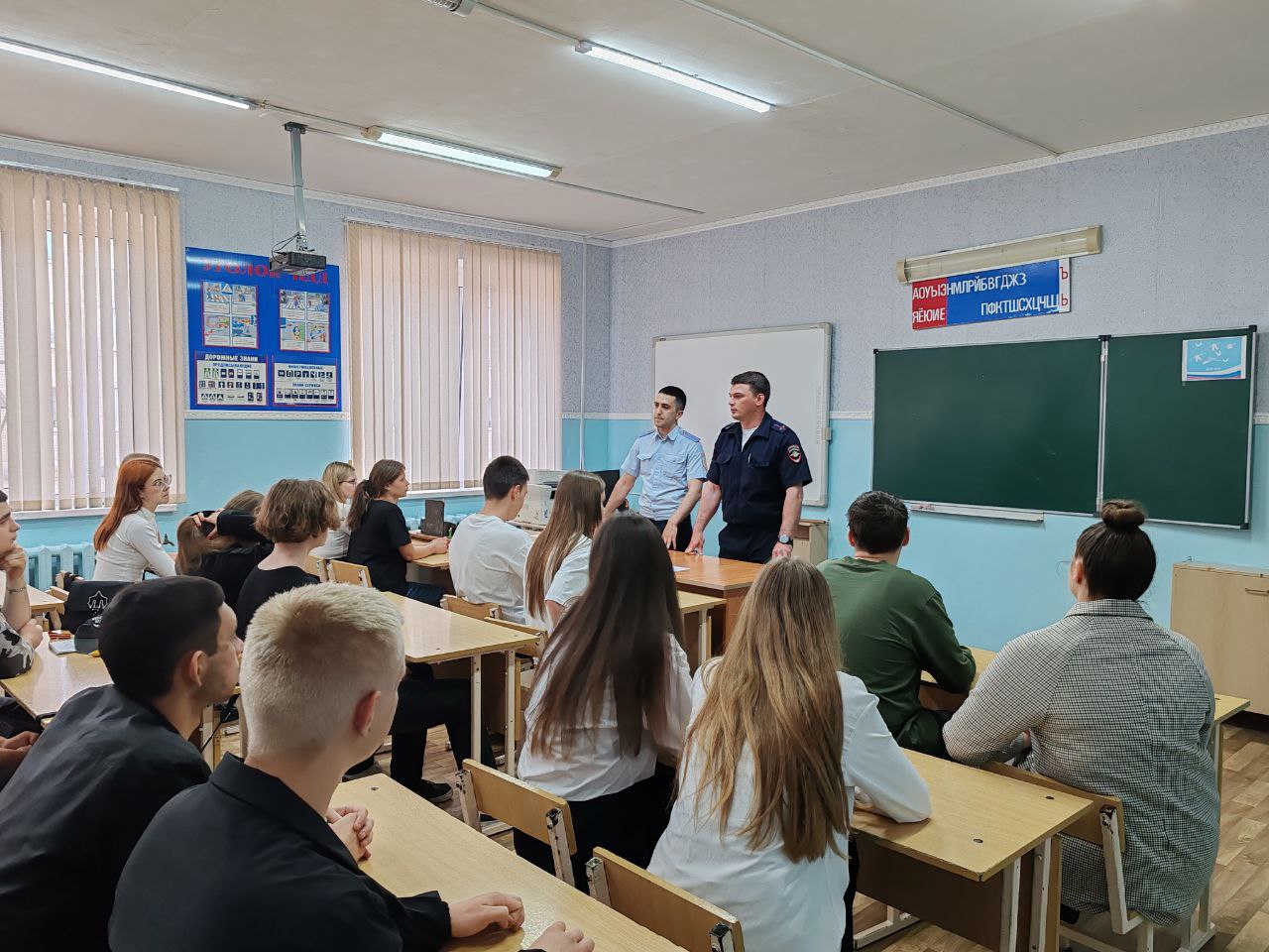 В рамках оперативно-профилактического мероприятия «Твой выбор» полицейские и общественники провели беседы со студентами.