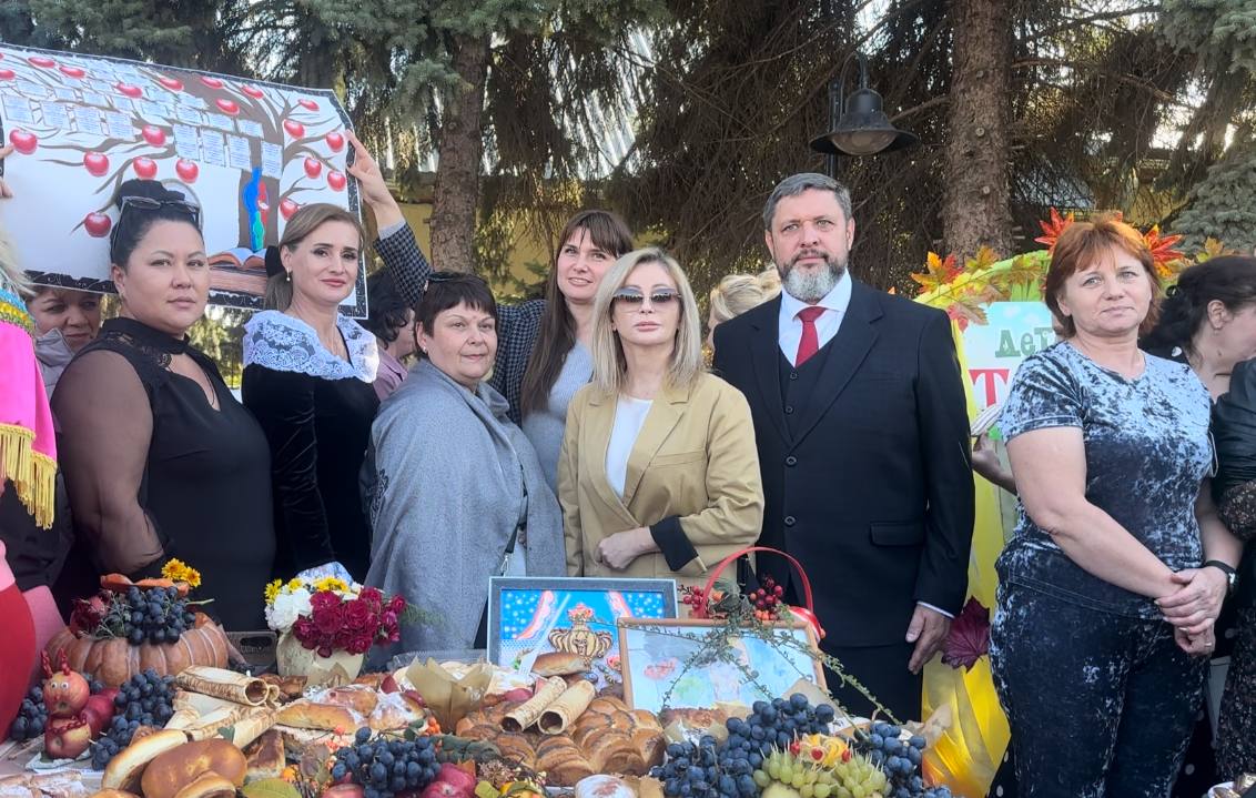 В честь празднования Дня города Новопавловска образовательные учреждения округа традиционно накрыли щедрые столы, которые удивили своим разнообразием и изобилием..