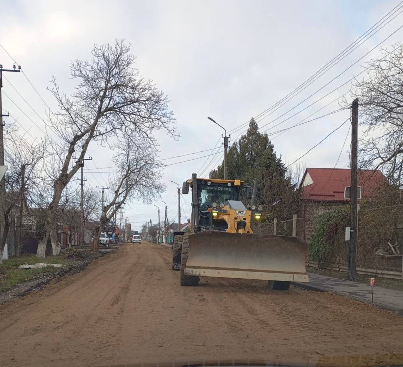 Новопавловский территориальный отдел АКМО СК сообщает, что подрядчик возобновил работы по ремонту дороги по улице Светлой в городе Новопавловске..