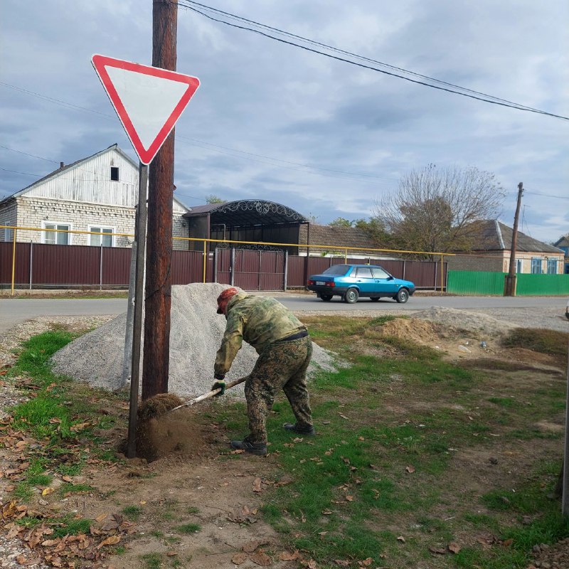 Рабочие по благоустройсву Советского тер.отдела продолжают устанавливать дорожные знаки на перекрестах ст.Советской..