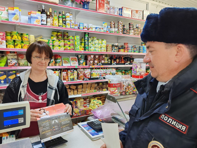 Полицейские Кировского округа провели профилактические беседы в рамках акции «Стоп-мошенник».