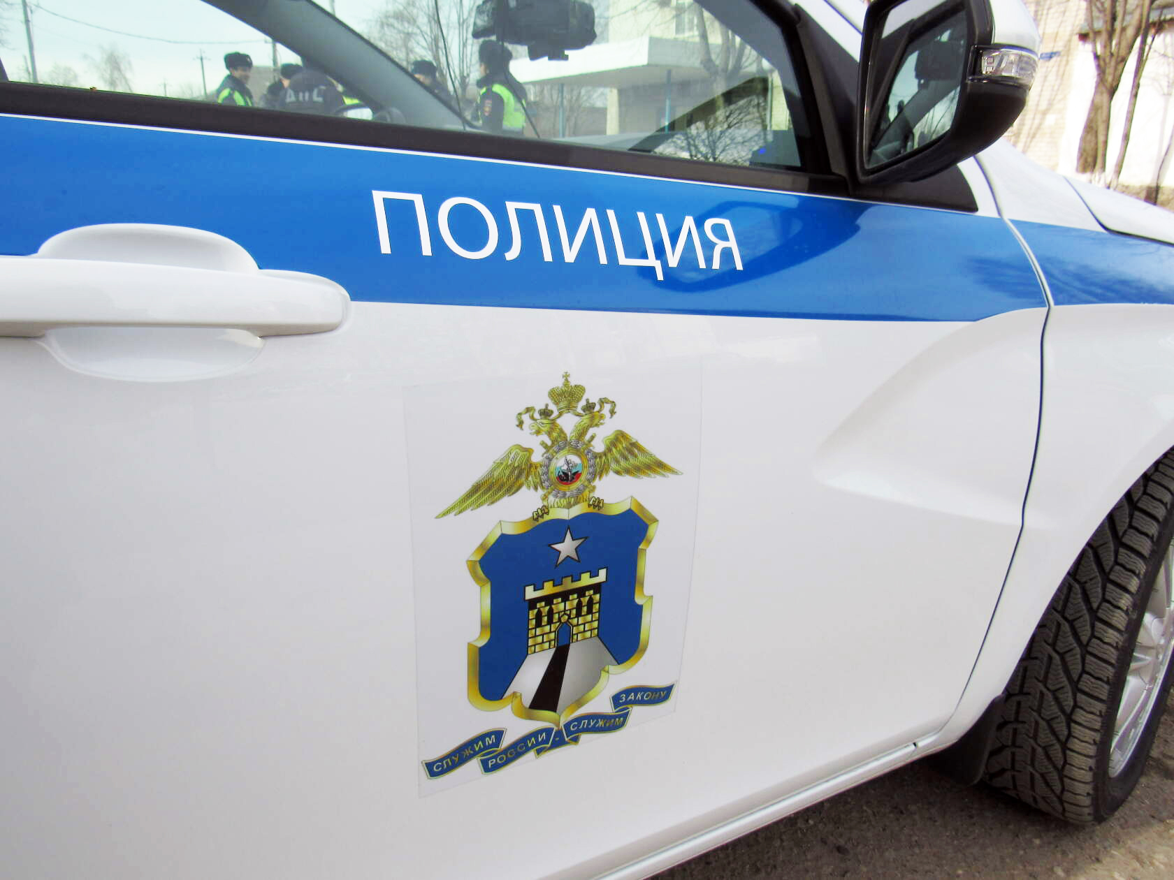 В Кировском округе полицейские установили мужчину, похитившего деньги с найденной банковской карты.