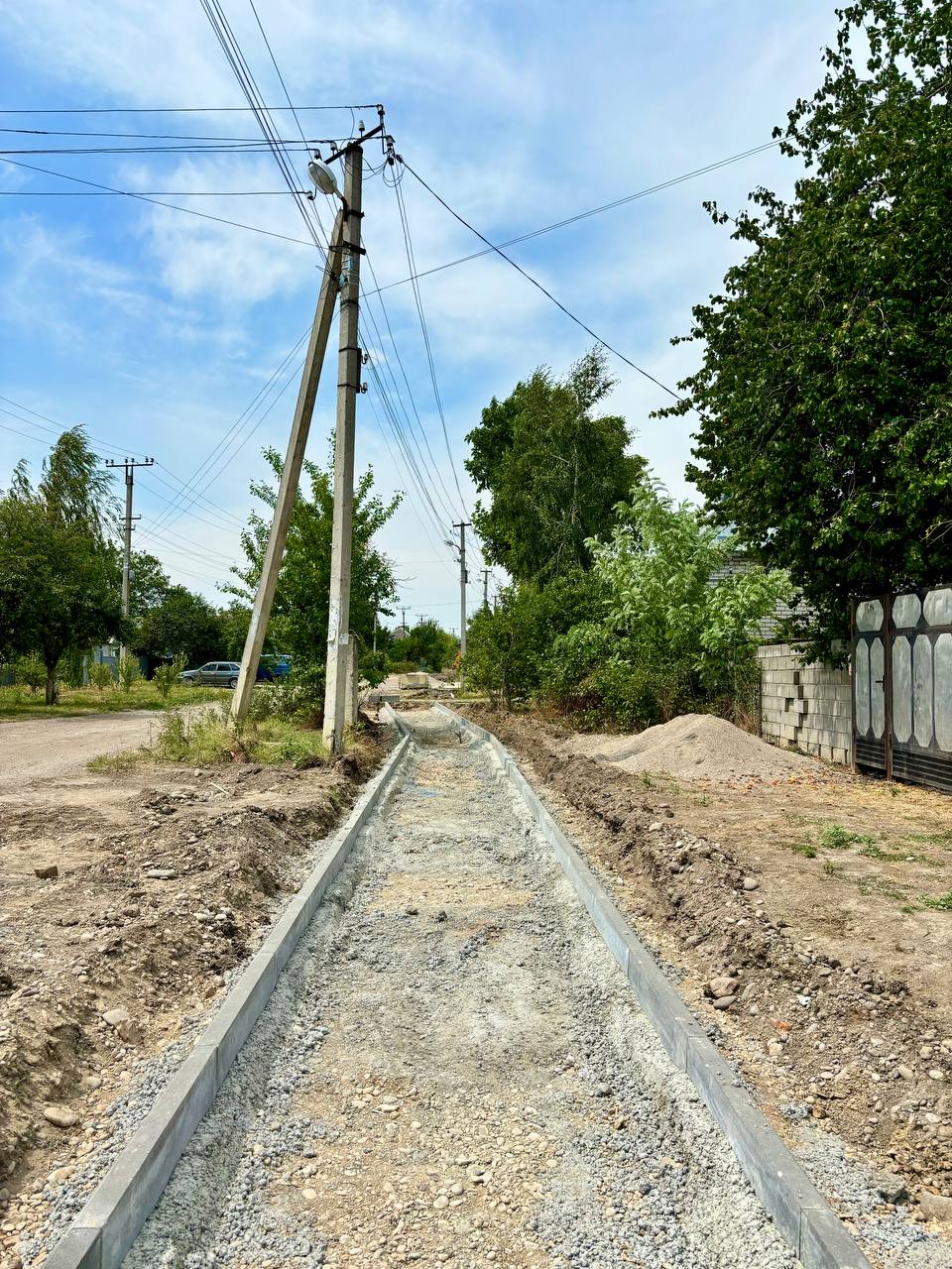 По улице Светлой города Новопавловска продолжаются ремонтные работы по укладке асфальтового покрытия и оборудованию тротуара.