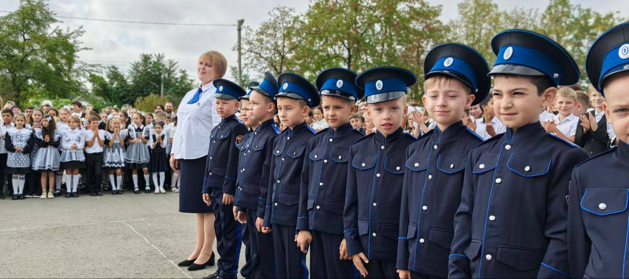 На Ставрополье прошли торжественные линейки, посвященные Дню знаний в школах с казачьей направленностью..