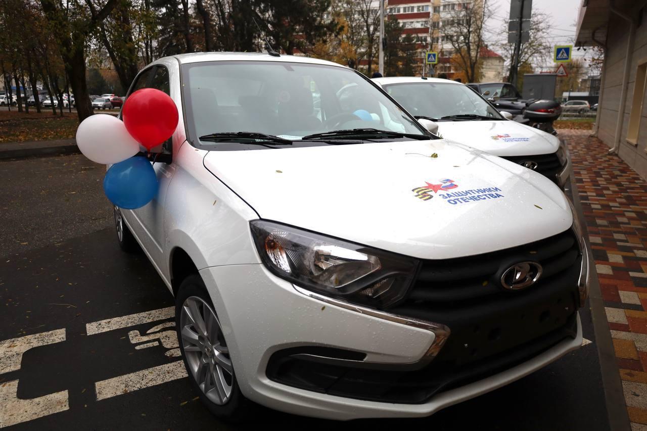 В Ставрополе ветеранам СВО передали автомобили с ручным управлением.