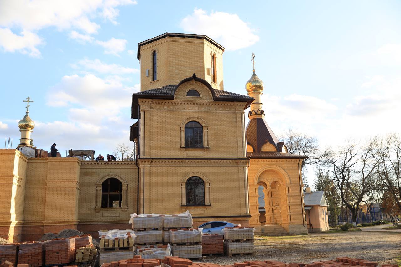 Архиерей Русской православной церкви, архиепископ Пятигорской и Черкесской епархий Феофилакт посетил строящееся «сердце» Кировского округа — собор Петра и Павла. .