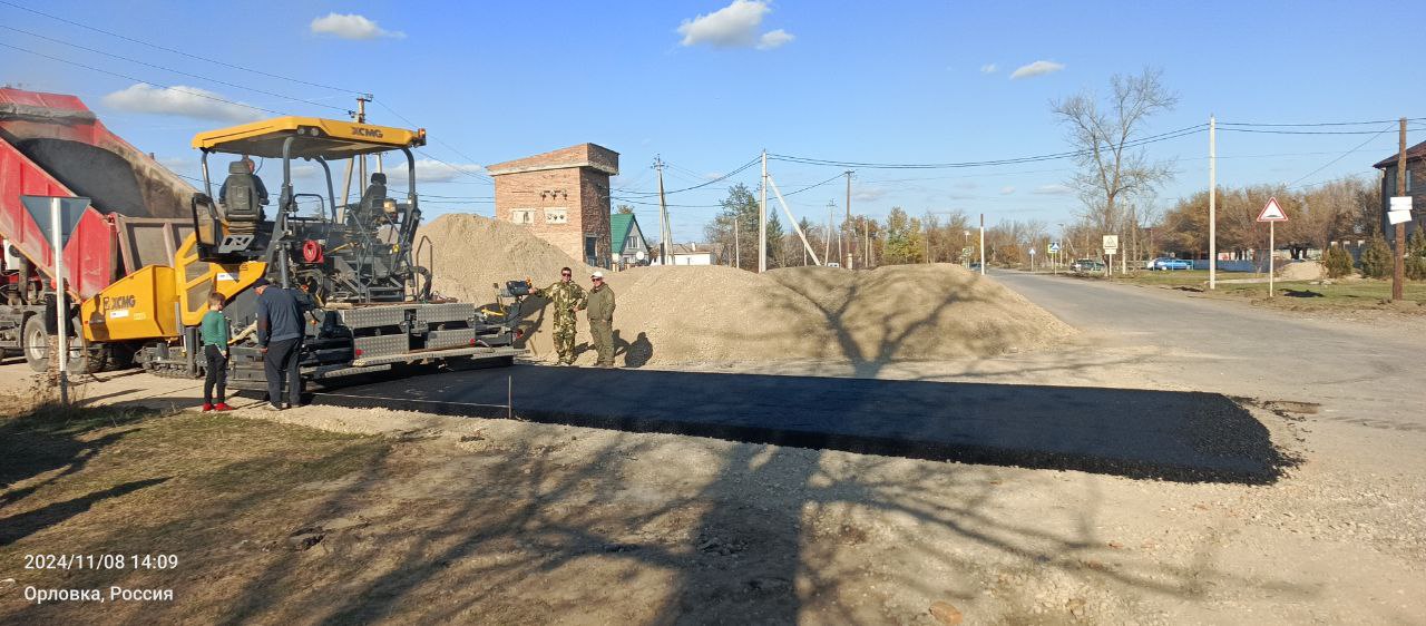 В селе Орловка, в рамках реализации национального проекта  «Безопасные качественные дороги», ведётся ремонт автодороги на улице Мира с укладкой нового асфальтобетонного покрытия. .