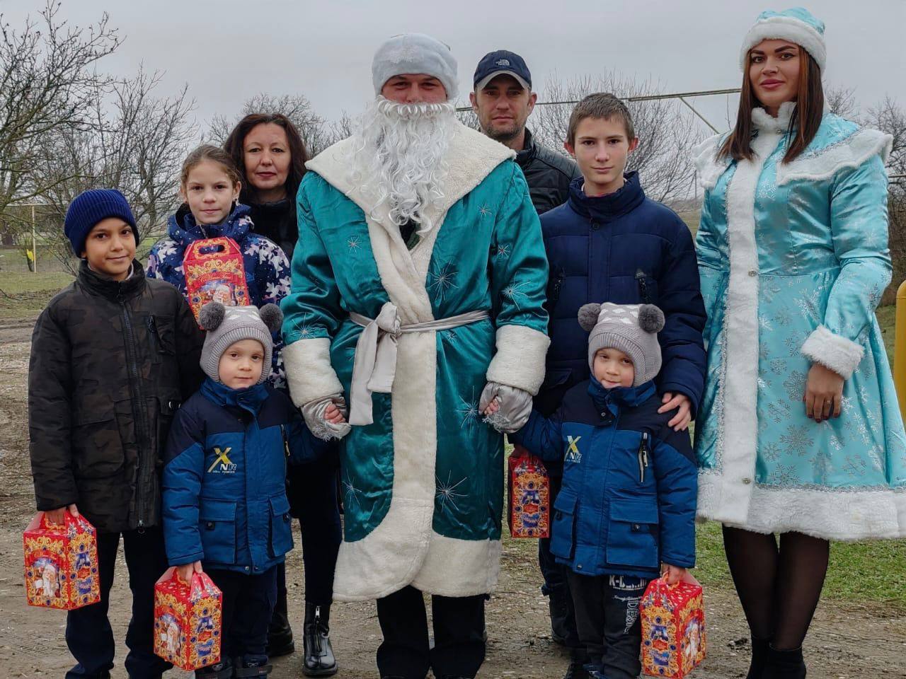 Дед Мороз и Снегурочка поздравили детей с наступающими праздниками! .