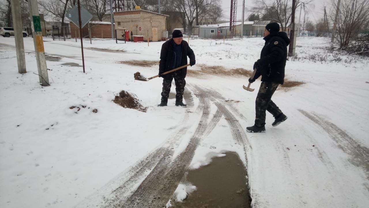 Рабочие по благоустройству Советского тер.отдела ведут противоголедную обработку автомобильных дорог местного значения на территории ст.Советской..