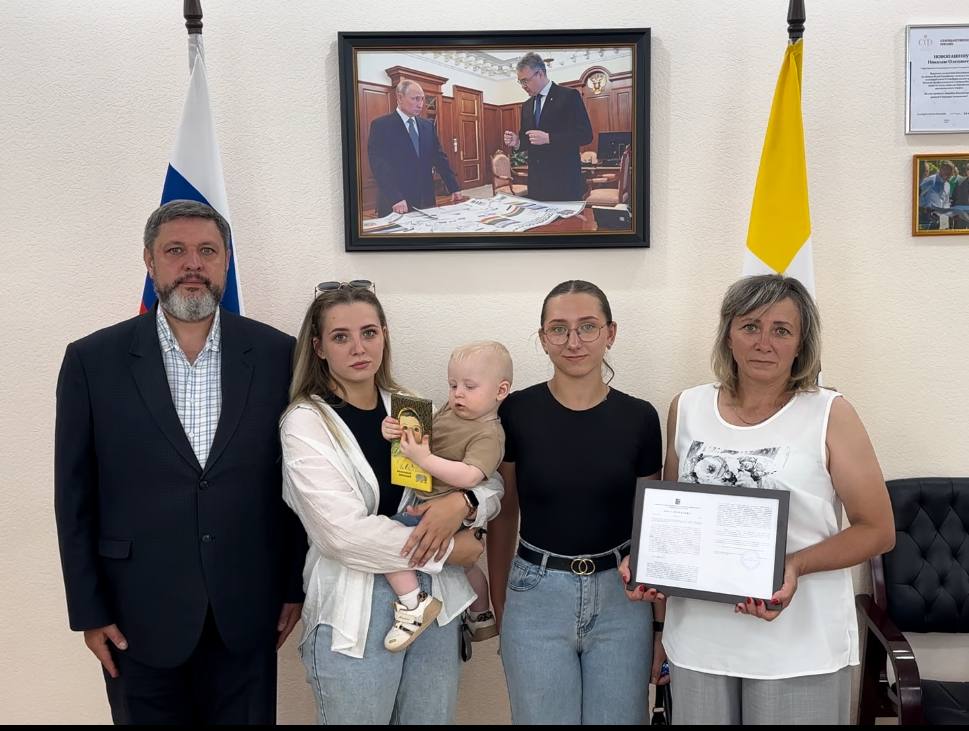 Глава Кировского округа Николай Новопашин вручил двум семьям наших героев, которые, к сожалению, погибли в ходе специальной военной операции, документы о праве собственности на землю..