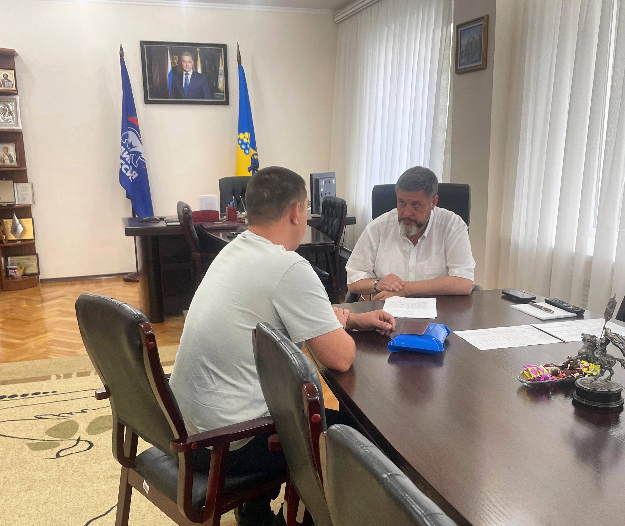 Глава Кировского округа встретился с  героем, участником специальной военной операции..