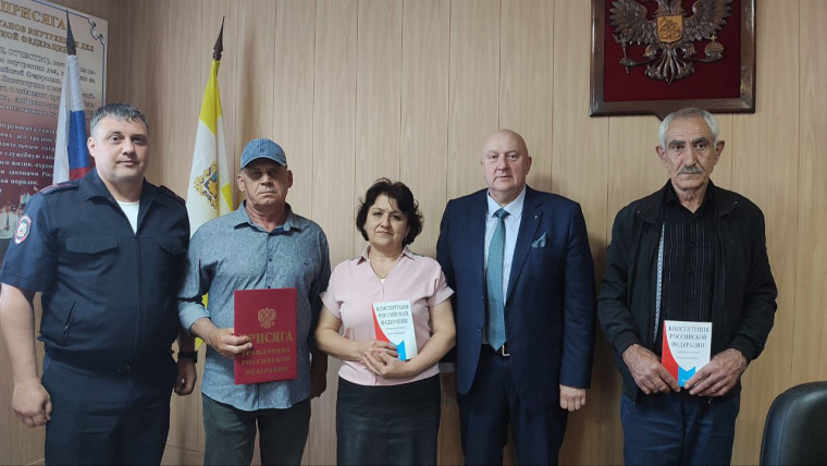 В преддверии 80-летия Победы трое иностранных граждан приняли присягу на верность России. В преддверии 80-летия Победы трое иностранных граждан приняли присягу на верность России.