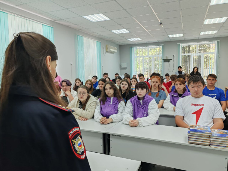 В Новопавловске сотрудники уголовного розыска провели правовой урок для волонтеров и участников «Движения первых». В Новопавловске сотрудники уголовного розыска провели правовой урок для волонтеров и участников «Движения первых».