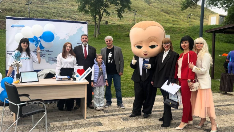 Компания "Бизнес-Юрист" поздравила молодёжь Кировского округа.. Компания "Бизнес-Юрист" поздравила молодёжь Кировского округа..