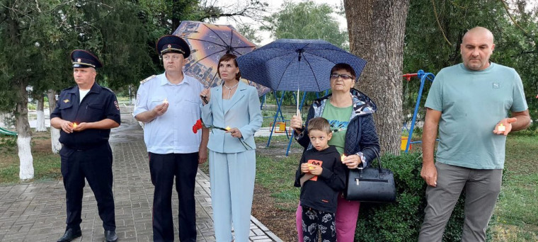 Жители Кировского округа и сотрудники полиции присоединились к акции «Свеча памяти». Жители Кировского округа и сотрудники полиции присоединились к акции «Свеча памяти».
