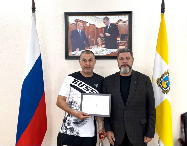Глава Кировского муниципального округа вручил документы на получение земельных участков участнику специальной военной операции и семьям погибших героев.. Глава Кировского муниципального округа вручил документы на получение земельных участков участнику специальной военной операции и семьям погибших героев..