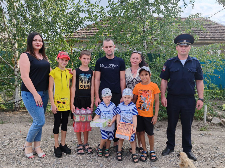 Сотрудники полиции поздравили многодетные семьи Кировского округа с наступающим праздником. Сотрудники полиции поздравили многодетные семьи Кировского округа с наступающим праздником.