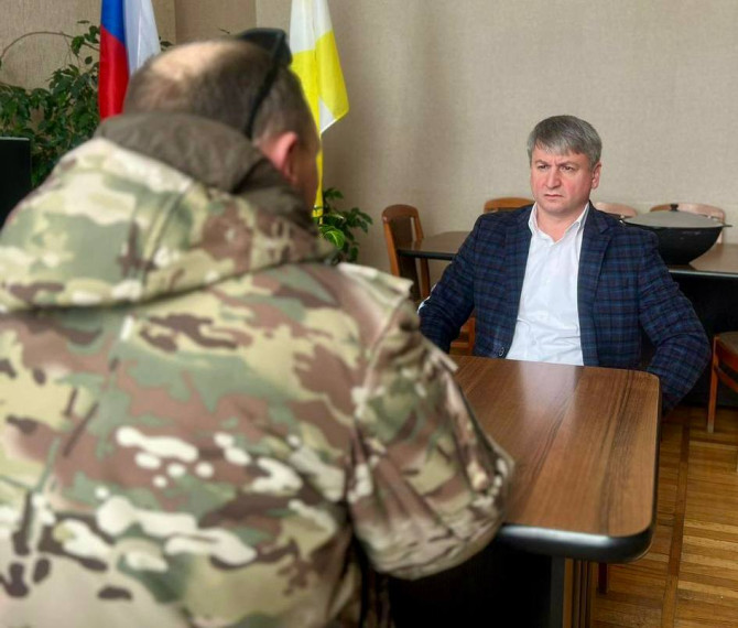 Сегодня временно исполняющий полномочия главы Кировского муниципального округа Ставропольского края, первый заместитель главы АКМО Магомедов Магомед-Тагир Зулпикарович встретился с нашим земляком, участником специальной военной операции Василием.. Сегодня временно исполняющий полномочия главы Кировского муниципального округа Ставропольского края, первый заместитель главы АКМО Магомедов Магомед-Тагир Зулпикарович встретился с нашим земляком, участником специальной военной операции Василием..