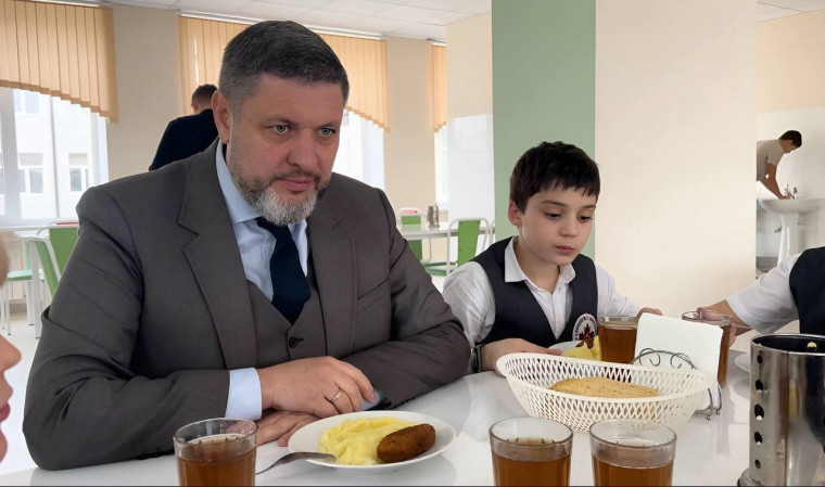 Глава КМО проверил качество школьного питания в Гимназии №1.. Глава КМО проверил качество школьного питания в Гимназии №1..