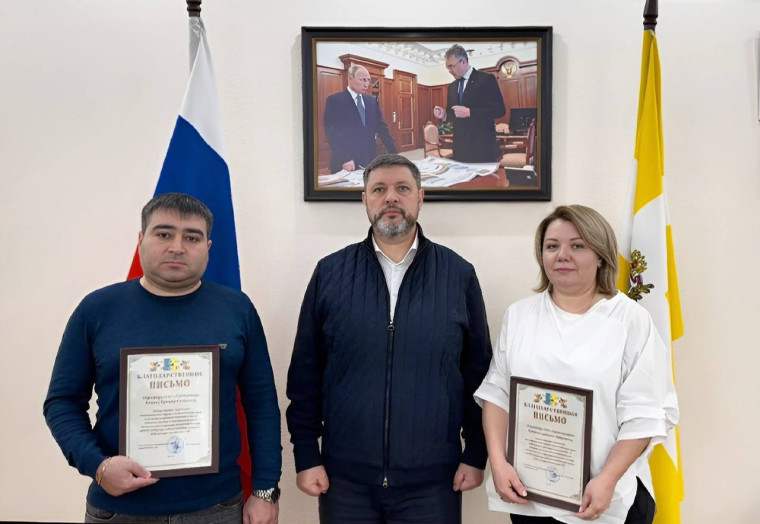 Глава Кировского городского округа вручил благодарственные письма руководителям предприятий "Зерноэкспорт" Клюевой Светлане Николаевне и "Агропартнер" Бегияну Грачику Гришевичу за оказываемую поддержку.. Глава Кировского городского округа вручил благодарственные письма руководителям предприятий "Зерноэкспорт" Клюевой Светлане Николаевне и "Агропартнер" Бегияну Грачику Гришевичу за оказываемую поддержку..