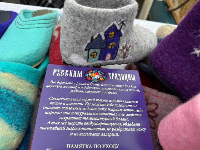 На площади Ленина, напротив налоговой инспекции, состоялась предновогодняя ярмарка.. На площади Ленина, напротив налоговой инспекции, состоялась предновогодняя ярмарка..
