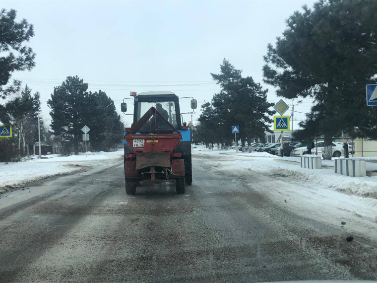 В городе Новопавловске продолжаются работы по противогололёдной обработке дорог.. В городе Новопавловске продолжаются работы по противогололёдной обработке дорог..